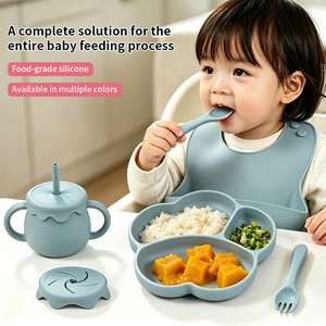 Kit repas bébé en silicone 6 pièces : Assiette à ventouse anti-chute, bol portable, tasse à paille anti-fuite, bavoir réglable, ensemble de couverts pour bébé - Product Image 3