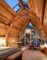 Maison en A-frame avec toit en pente, cabane triangulaire avec loft ouvert, cabane en A-frame avec mezzanine, cabane triangulaire avec niveau supérieur