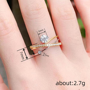 Anello di Fidanzamento da Donna T0404 in Oro Massiccio 18K con Diamante Taglio Brillante Rotondo Colore D Naturale e Diamanti Laterali - Product Image 4