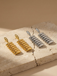 Boucles d'oreilles pendantes linéaires tendance en acier inoxydable plaqué or PVD, résistantes au ternissement et à l'eau, avec perles métalliques, bijoux minimalistes, vente en gros - Product Image 4