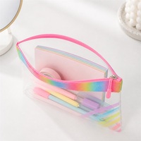 Pochette de maquillage en PVC givré à marque privée avec fermeture éclair en PVC imperméable imprimée sur mesure pour emballage cadeau de voyage de marque de beauté