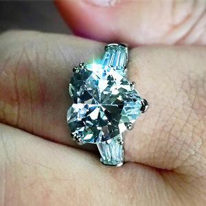 Anello a Forma di Cuore con Zirconia Cubica per Donne, Elegante Fede Nuziale con Stile Classico - Product Image 2