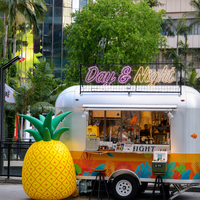 Décoration publicitaire géante gonflable en forme de fruits (fraise, pomme, ananas, raisin, pêche) pour magasin de jus, idéale pour les fêtes en extérieur, personnalisable