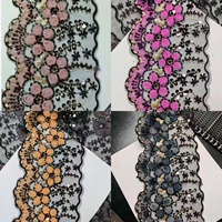 Dentelle brodée multicolore avec fleurs 3D, paillettes et perles, bord ondulé, dentelle en organza, dentelle 100% polyester.