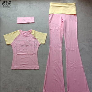 ชุดเซ็ตสามชิ้นสำหรับผู้หญิงสไตล์ Y2K เสื้อยืดแขนสั้นคอวีผ้าคอตตอนเจอร์ซีย์พร้อมกางเกงขายาวและที่คาดผมแบบแร็กแลน สามารถสกรีนโลโก้ได้ - Product Image 6