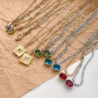 Collier multicolore en pierres précieuses, incrustation facettée carrée avec zircon, chaîne claviculaire, acier titane plaqué or 18 carats