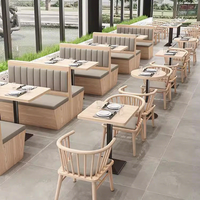 Chinesische Esszimmergarnituren im Standstil: Wandmontierte, quadratische Tische und Stühle mit hoher Rückenlehne aus Holz und Metall für kommerzielle Restaurants
