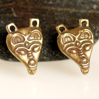 Petite paire de boucles de ceinture en bronze, style Viking, teintes aux plantes, avec fermoir corbeau, amulette