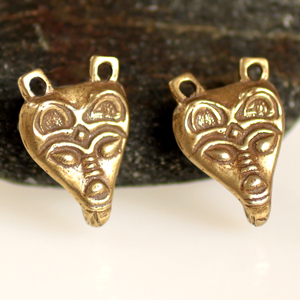 Pequeño Par de Hebillas de Cinturón Vikingas de Bronce Teñidas con Plantas con Cierre de Cuervo Amuleto - Product Image 4