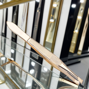 Pinzas para cejas doradas <span class=keywords><strong>de</strong></span> acero inoxidable <span class=keywords><strong>de</strong></span> precisión personalizadas al por mayor, pinzas <span class=keywords><strong>de</strong></span> recorte <span class=keywords><strong>de</strong></span> estilo biselado plano único, pestañas <span class=keywords><strong>de</strong></span> Punta puntiaguda - Product Image 6