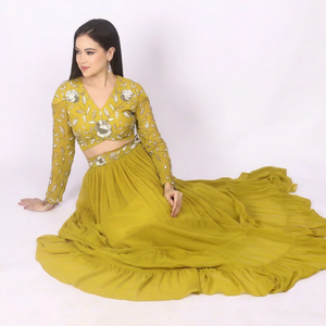 Collection de vêtements de créateurs modernes, ensemble robe 2 pièces avec de magnifiques perles et des détails en sequins sur les manches et la ceinture de la jupe. - Product Image 1