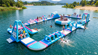 Aire de jeux aquatiques flottante pour enfants avec trampoline, toboggan et éléments d'obstacles pour les stations balnéaires lacustres et les loisirs aquatiques en famille