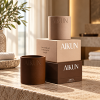 Bougie parfumée en cire de soja dans un pot en céramique artisanal naturel, couleurs personnalisées, avec boîte cadeau et options de logo pour la vente au détail pendant les fêtes