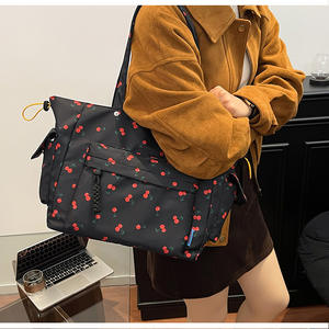 批发新款樱桃印花女式手提包尼龙拉链闭合时尚手提单肩包大容量购物连衣裙风格 - Product Image 4