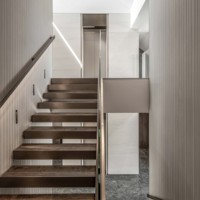 Escalier intérieur en spirale de haute qualité, garde-corps en verre, design moderne, acier, bois, pierre naturelle, installation en DIY pour appartement, hall