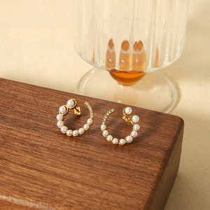 Pendientes de Perlas en Forma de C con Baño de Oro y Bisel de Acero Inoxidable para Uso Diario - Product Image 2