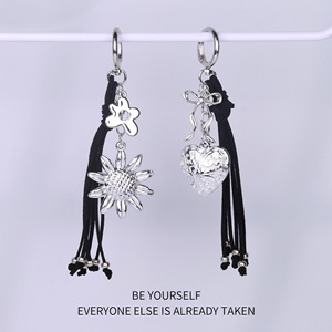 Colgante de Plata con Forma de Corazón y Flor, Personalizado y Elegante, Hermosa Decoración para Bolsos de Coche con Llavero de Borla - Product Image 2