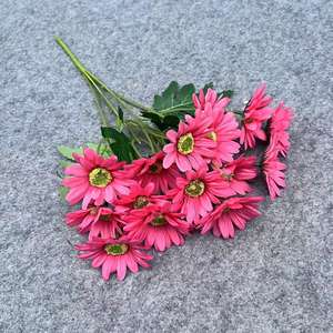 Bouquet de 15 têtes de marguerites artificielles en soie pour décoration de maison, hôtel, arche de salle de mariage et fleurs d'extérieur pour projets d'aménagement - Product Image 6