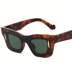 Gafas de Sol Personalizadas con Logotipo, Diseño Retro 2025, con Remaches, Estilo Ojo de Gato, Protección UV400, Montura Grande Cuadrada, para Hombre y Mujer - Product Image 1