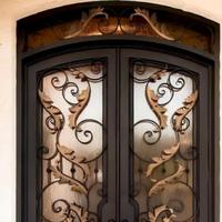 Porte battante double vintage européenne, motif floral forgé à la main avec transom supérieur, en fer forgé résidentiel