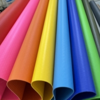 550-650G 500 * 500D 18*17 Couverture de bâche de ferme stratifiée Rouleaux de bâche en PEHD Bâche de couverture en PVC