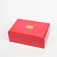 Boîte à bijoux rectangulaire en laque piano rouge brillante personnalisée, plaque de logo dorée, fermeture magnétique, design simple, cuir PU