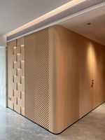 Panneau mural en fibre de bois de bambou sans formaldéhyde, grain de bois extrudé en PVC pour l'intérieur des villas, des hôtels et des chambres