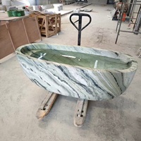 Baignoire autoportante élégante en marbre vert jade du Shangrila avec veines noires pour résidence privée, maison contemporaine
