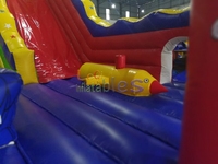 Aire de jeux gonflable géante et murs d'escalade pour enfants, thème océan, avec des motifs de souris, pieuvre, ballons, colonne, château, ours, canard et des motifs de dessins animés joyeux
