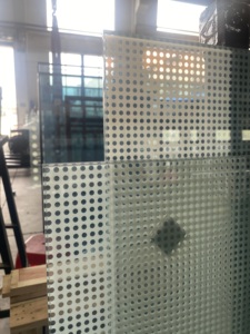 Verre givré à motifs de points de haute qualité, semi-transparent, feuille décorative trempée pour paroi de douche - Product Image 6