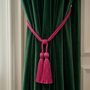 ผ้าม่านกำมะหยี่สีเขียวพร้อมพู่เชือกสีชมพูสำหรับตกแต่งห้องนั่งเล่น - Product Image 1