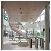 Escalier intérieur courbé en bois massif avec garde-corps en verre Prima Classic, marches en bois trempé