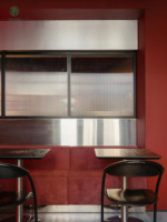 Ensemble de mobilier de bar lounge coloré et stylé, sièges rembourrés, table à manger et chaises pour pub et bar commercial