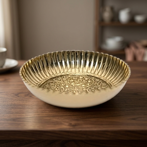 Plato Decorativo Redondo Dorado con Patrón Floral Grabado, Plato de Metal Hecho a Mano de Estilo Oriental - Product Image 4