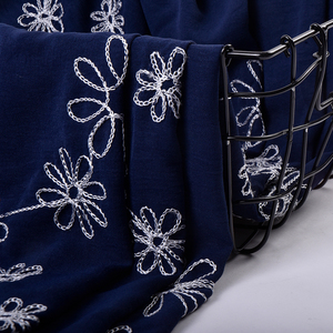 Tissu en polyester 100% doux et lisse, à motif floral, tissé et brodé, pour robe de femme, fabrication ODM/OEM CEY - Product Image 5