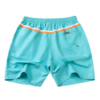 Op maat gemaakte Shark One Plus heren groene gestreepte peach skin 100% polyester snel drogende waterdichte strandshorts & bikini