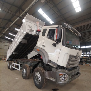 Camion benne SINOTRUCK neuf, poids lourd, 8X4, moteur diesel Weichai, capacité 31-40T, Euro 3, transmission manuelle, pour transport d'engins - Product Image 1