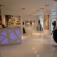 Comptoir de réception personnalisé en surface solide moderne, blanc, rétroéclairé par LED, pour hôtel et spa, avec un design durable et écologique