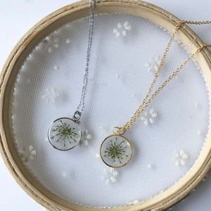 Collana in acciaio inossidabile con collana personalizzata in pizzo con fiori fatti a mano gioielli da donna collana iniziale in resina - Product Image 1