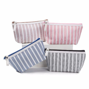 Sac de maquillage rayé portable, pochette de rangement pour cosmétiques, étui de voyage polyvalent pour usage quotidien - Product Image 5