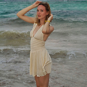 เดรสสั้นสไตล์ฝรั่งเศสสีเหลืองโรแมนติก แต่งระบายช่วงเอว คอวีผูกหลัง เปิดหลังผูกเชือก ทรงสวยเหมาะกับวันพักผ่อน - Product Image 3