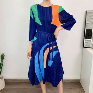 Robe midi trapèze pour femmes grandes tailles, ample, à manches trois-quarts, avec fente, ceinture naturelle, imprimé géométrique plissé - Product Image 5