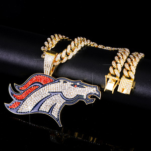 Collier tendance personnalisé en forme de pendentif en bambou plaqué or, entièrement serti de diamants, grand modèle, pour équipe de rugby Mustang, vente chaude transfrontalière - Product Image 3