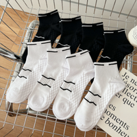 Chaussettes courtes unisexes de sport sur mesure Chaussettes de course quotidiennes en coton blanc noir uni