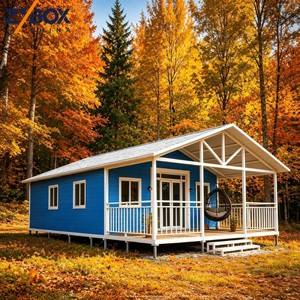 <span class=keywords><strong>Casa</strong></span> Contenedor Expandible de 40 pies con Techo a Dos Aguas Azul Rey, Silla Columpio Blanca para Porche, Cabaña Modular Prefabricada para Bosque - Product Image 1