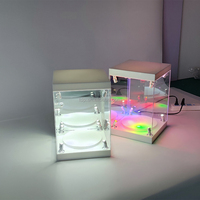 Vitrines rotatives modernes à LED personnalisées pour figurines de collection, fabriquées par l'usine DSP Vietnam.