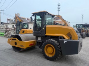 Produits les plus vendus, marque de premier plan, mini-compacteur vibrant de 8 tonnes, rouleau compresseur routier Xs85j à tambour unique - Product Image 6