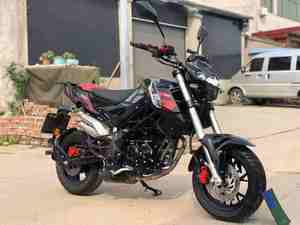 Motocyclette <span class=keywords><strong>Benelli</strong></span> <span class=keywords><strong>125</strong></span> d'occasion en état quasi neuf, compacte mais puissante, à vendre - Product Image 5