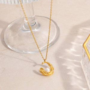 Collier superposé tendance avec pendentif lune incrusté de perles, chaîne dorée, style bureau, chaîne de clavicule, design géométrique, perles d'imitation - Product Image 3