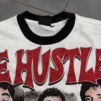 Kaos Raglan Pria Life Hustlers Model Distressed dengan Grafis Cutout, Warna Hitam Putih Kontras, Lengan Pendek, Streetwear